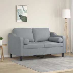   2 személyes világosszürke szövet kanapé díszpárnákkal 120 cm