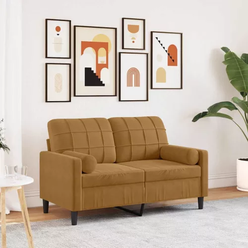 2 személyes barna bársony kanapé díszpárnákkal 120 cm