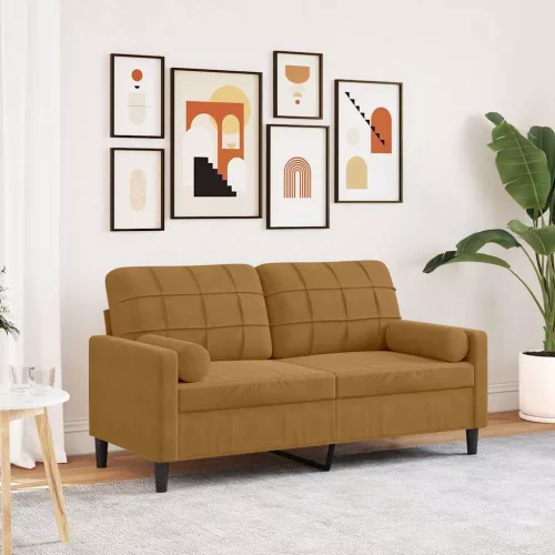 2 személyes barna bársony kanapé díszpárnákkal 140 cm